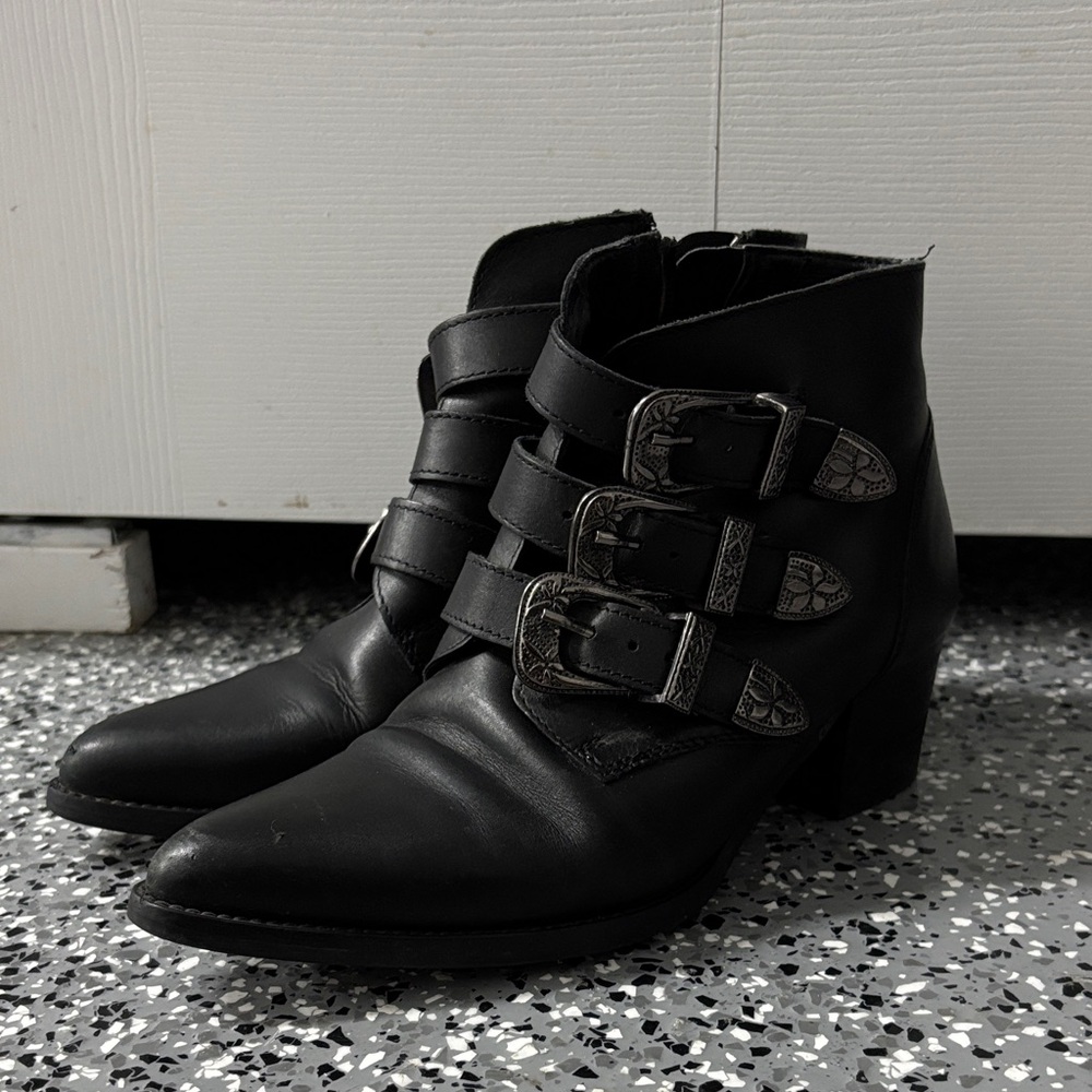 L'INTERVALLE Black Leather Buckle Ankle Boots